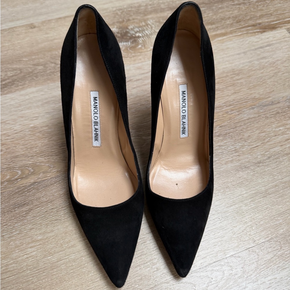 Manolo Blahnik Black Suede Pointed Toe Pumps